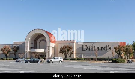 PINEVILLE, NC, Stati Uniti d'America-24 NOV 2019: Un Dillard's Department store esterno e l'ingresso, con parcheggio. Foto Stock