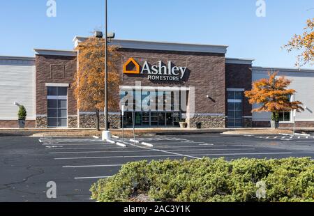 PINEVILLE, NC, Stati Uniti d'America-24 NOV 2019: una vetrina di vendita al dettaglio di mobili per Ashley Industries, un American home arredo produttore e rivenditore. Foto Stock