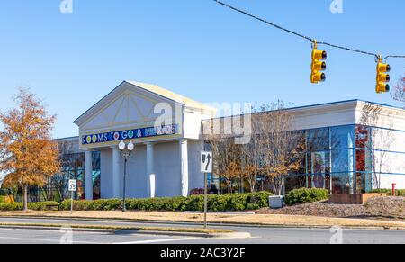 PINEVILLE, NC, Stati Uniti d'America-24 NOV 2019: una camere per andare al dettaglio e costruzione di segno. Camere per andare è un American furniture store catena. Foto Stock