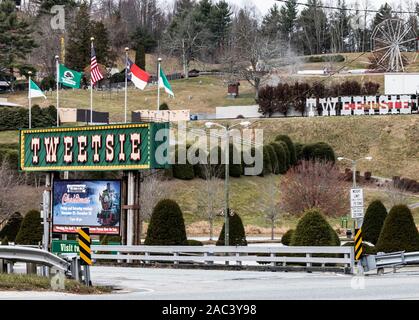 BLOWING ROCK, NC, Stati Uniti d'America-21 NOV 2019: parco di divertimenti, Tweetsie Railroad, basata sulla stretta-manometro locomotive a vapore della ET&WNC Railroad. Foto Stock