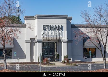 PINEVILLE, NC, Stati Uniti d'America-24 NOV 2019: Un Ethan Allen store anteriore, parte di un American furniture store catena con più di 300 negozi. Foto Stock