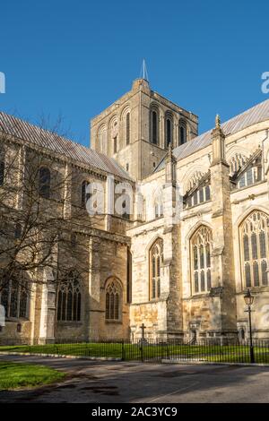 La Cattedrale di Winchester durante l'inverno, Hampshire, Inghilterra, Regno Unito Foto Stock