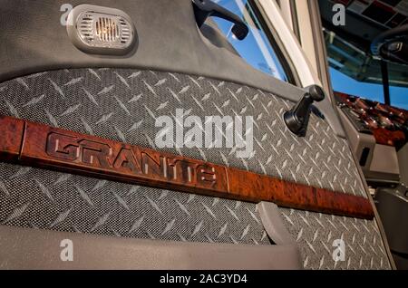 Il lato conducente pannello interno della porta di un 2017 Mack granito è raffigurato all Shealy's Truck Center, nov. 16, 2016 a Columbia nella Carolina del Sud. Foto Stock