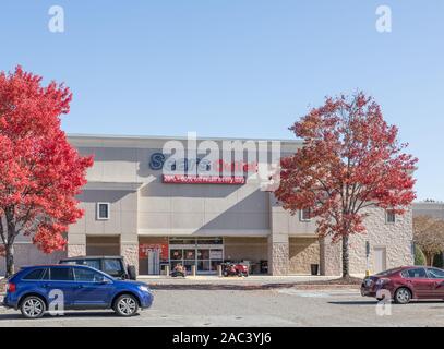 CHARLOTTE, NC, Stati Uniti d'America - 24 NOV 2019: Un Sears storefront di uscita e di ingresso. Foto Stock