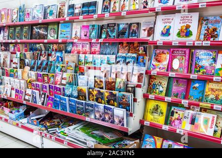 Samara, Russia - 15 Giugno 2019: vari libri luminosamente pronti per la vendita nella catena ipermercati. Libri in lingua russa Foto Stock