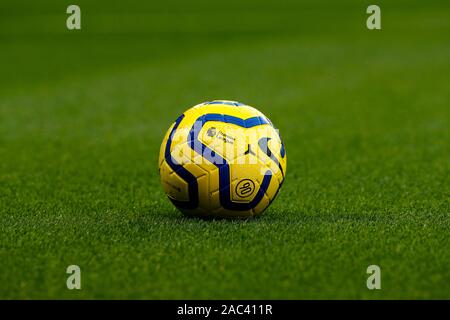 Stamford Bridge, Londra, Regno Unito. 30 Novembre, 2019. English Premier League Football, Chelsea contro il West Ham United; Nike Premier League 2019/20 sciopero Calcio dal passo - rigorosamente solo uso editoriale. Nessun uso non autorizzato di audio, video, dati, calendari, club/campionato loghi o 'live' servizi. Online in corrispondenza uso limitato a 120 immagini, nessun video emulazione. Nessun uso in scommesse, giochi o un singolo giocatore/club/league pubblicazioni Credito: Azione Sport Plus/Alamy Live News Foto Stock