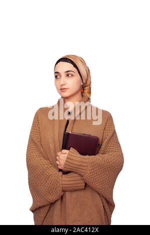 Elegante donna musulmana in riscaldamento cardigan lavorato a maglia con velo islamico. Ritratto di un simpatico medio-orientale nel modello di riscaldamento e comfort di vestiti. Magazzino p Foto Stock