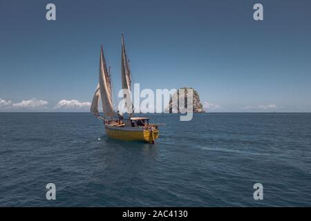 La pesca tradizionale piroga barca vicino a Nosy Be, Madagascar Foto Stock