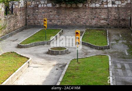 Traffico esperienza educativa - area di esercitazione per i bambini. Mini auto road, segno di traffico e luce del traffico Foto Stock