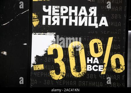 Mosca, Russia. 30 Novembre, 2019 Un poster pubblicitario con iscrizione in russo "Venerdì Nero 30% di sconto su tutto' durante le vendite annuali di azione un ingresso a un negozio nel centro della città di Mosca, Russia Foto Stock