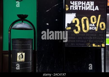 Mosca, Russia. 30 Novembre, 2019 Venerdì nero vendite posters da un ingresso ad un negozio nel centro della città di Mosca, Russia Foto Stock