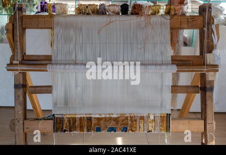Il vecchio stile tradizionale tappeto, rug telaio. La tessitura Foto Stock