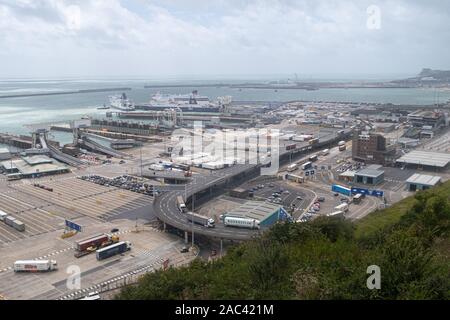 DOVER, KENT, ENGLAD, Regno Unito - agosto 3,2017: una vista generale mostra il porto di Dover Foto Stock