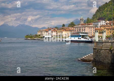 Bellagio - La passeggiata sulla città e sullo sfondo le Alpi. Foto Stock
