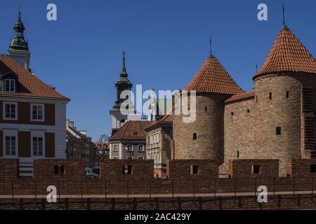 Vista delle pareti di Barbican, Varsavia di mura difensive, Città Vecchia, Varsavia, Polonia Foto Stock