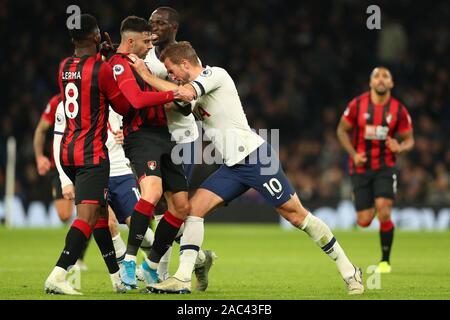 Londra, Regno Unito. 30 Novembre, 2019. Bournemouth's centrocampista Jefferson Lerma e Tottenham di avanti Harry Kane coinvolto in un alterco durante l'incontro della Barclays Premier League match tra Tottenham Hotspur e Bournemouth al Tottenham Hotspur Stadium, Londra, Inghilterra. Il 30 novembre 2019. Credit: Azione Foto Sport/Alamy Live News Foto Stock