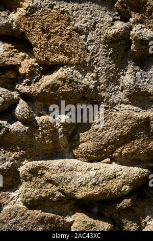 18-07-23 Saint Malo, Francia - Dettaglio di una parete di pietra arenaria come parte di una fortificazione della città Foto Stock