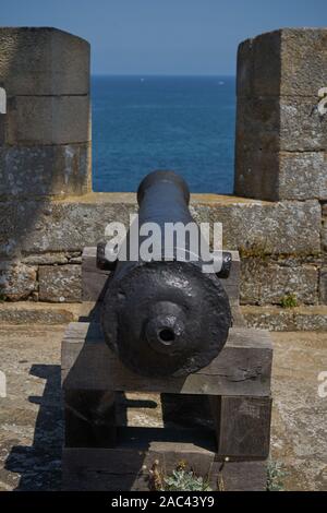 18-07-23 Saint Malo, Francia - cannone per difendere le mura Foto Stock