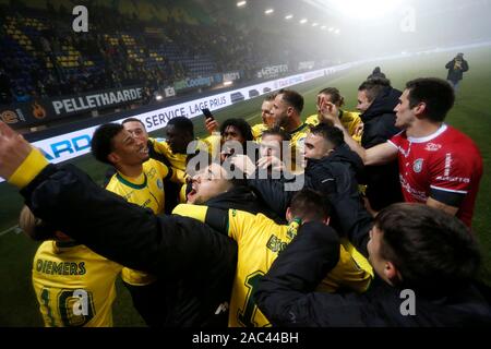 Sittard, Paesi Bassi. 30 Novembre, 2019. SITTARD, 30-11-2019, olandese Eredivisie 2019-2020. Fortuna Sittard - Groningen. Fortuna Sittard celebrando la vittoria dopo il gioco Fortuna Sittard - Groningen. Credito: Pro scatti/Alamy Live News Foto Stock