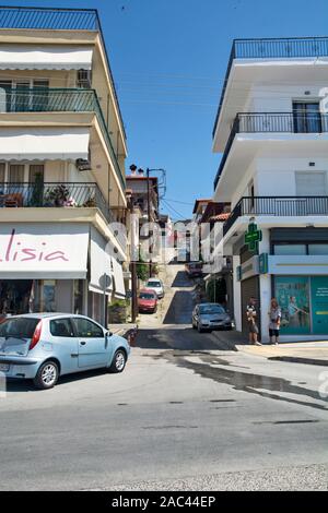 Neos Marmaras, Grecia, 30 maggio 2019. Bella e tranquilla strada costiera e le attrezzature che si trovano nella stessa. Foto Stock