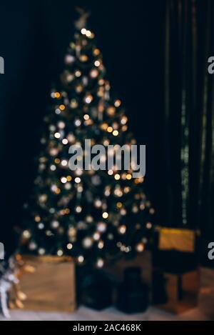 Luci di albero di natale sfocato bokeh su sfondo scuro. Foto Stock