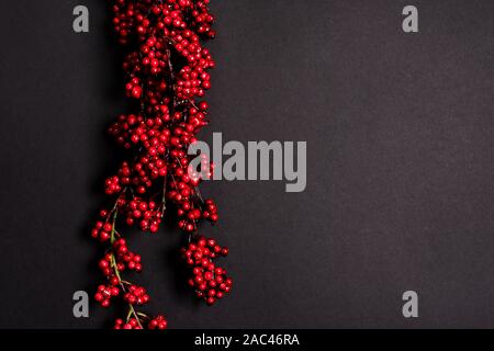 Viburno artificiale-rose sfondo nero Foto Stock