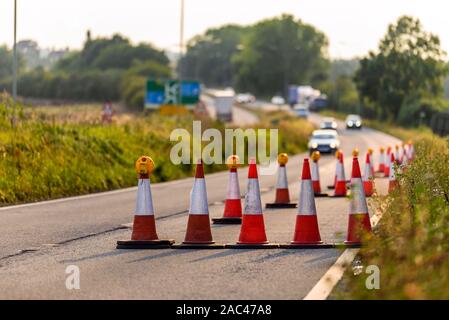 Vista tramonto uk servizi autostradali coni stradali Foto Stock