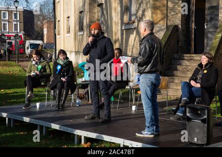 Londra, Regno Unito. 30 Novembre, 2019. Salah Faissal, un candidato indipendente, parla di un elezione generale hustings per la circoscrizione di Vauxhall al di fuori di San Marco chiesa. Gli argomenti discussi inclusa la mancanza di alloggi sociali disposizione, taglierini, l' idoneità dei candidati alla carica di Primo Ministro e aeroporto di espansione. Credito: Mark Kerrison/Alamy Live News Foto Stock