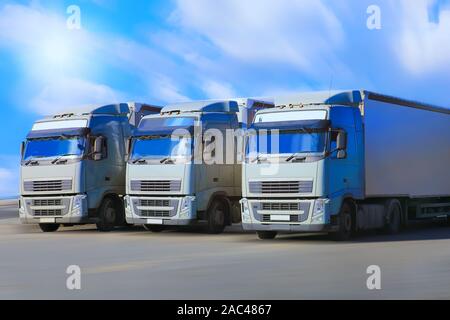 Tre camion vai su vasta autostrada Foto Stock