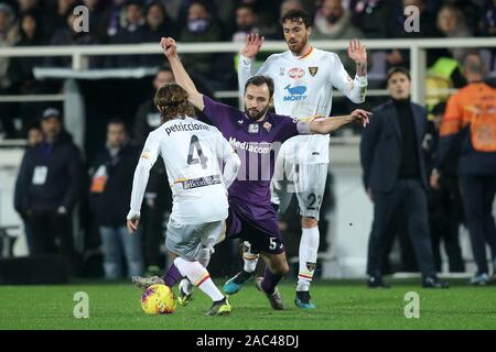 Firenze, Italia. 30 Novembre, 2019. Milano Badelj di ACF Fiorentina e Jacopo Petriccione di US Lecce durante la serie di una partita tra la Fiorentina e Lecce a Stadio Artemio Franchi, Firenze, Italia il 30 novembre 2019. Foto di Luca Pagliaricci. Solo uso editoriale, è richiesta una licenza per uso commerciale. Nessun uso in scommesse, giochi o un singolo giocatore/club/league pubblicazioni. Credit: UK Sports Pics Ltd/Alamy Live News Foto Stock