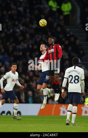 Tottenham di avanti Harry Kane e Bournemouth's centrocampista Jefferson Lerma e competere per la sfera durante l'incontro della Barclays Premier League match tra Tottenham Hotspur e Bournemouth al Tottenham Hotspur Stadium, Londra, Inghilterra. Il 30 novembre 2019. (Foto di AFS/Espa-Images) Foto Stock