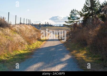Vista del Kettle Valley Rail Trail sul banco Naramata in autunno Foto Stock