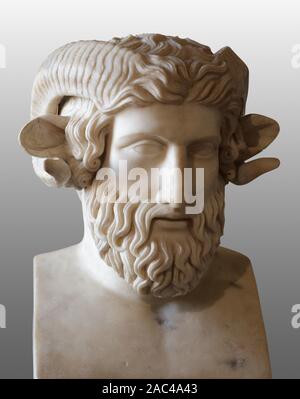 Antica testa di marmo di Zeus-Ammon. Isolato con tracciato di ritaglio Foto Stock