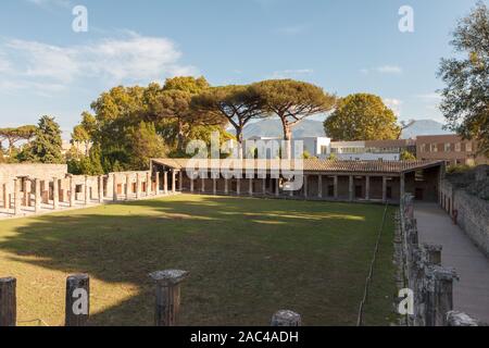 Quadriporch o Quadriportico dei Teatri. Pompei o scavi di Pompei. Antica città romana di Pompei, provincia di Napoli, campania, Italy Foto Stock
