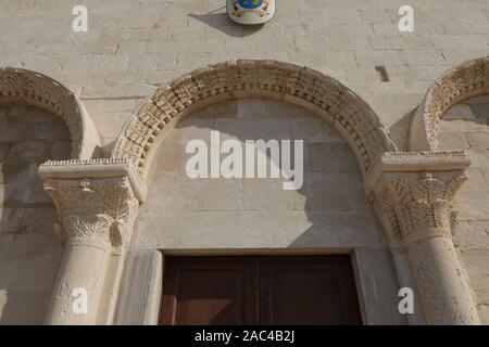 La decorazione della facciata ovest della Cattedrale di Trani (Cattedrale di San Nicola Pellegrino). Trani, Puglia, Italia Foto Stock