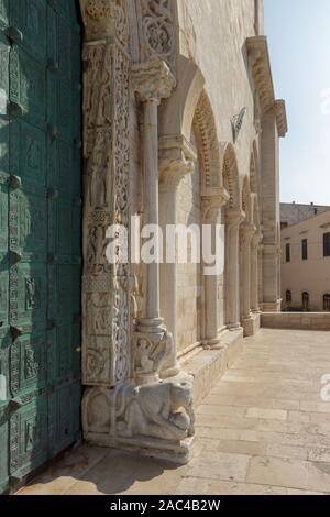 Decorazione del portale ovest della Cattedrale di Trani (Cattedrale di San Nicola Pellegrino). Trani, Puglia, Italia Foto Stock
