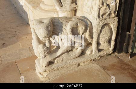 Decorazione del portale ovest della Cattedrale di Trani (Cattedrale di San Nicola Pellegrino). Trani, Puglia, Italia Foto Stock