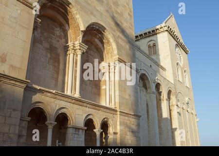 Decorazione del campanile della Cattedrale di Trani (Cattedrale di San Nicola Pellegrino). Trani, Puglia, Italia Foto Stock