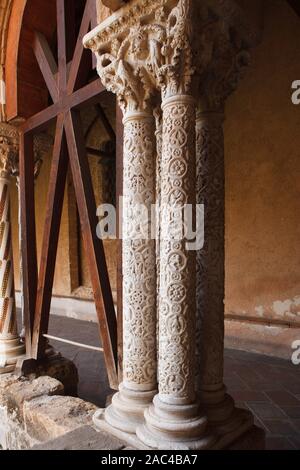 Le colonne nel cortile della Cattedrale di Monreale. Monreale, sicilia, Italia Foto Stock