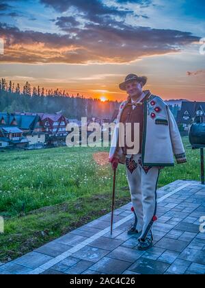 Tatry, Polonia - Giugno 03, 2019: etnico highlander (Góral) nei tradizionali goral abito con black hat e pastore la ax in polacco monti Tatra. G Foto Stock