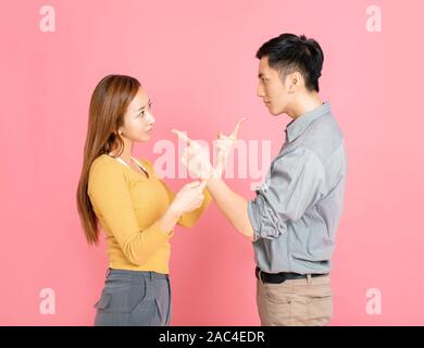 Arrabbiato giovane rivolto a ogni altro mentre sostenendo Foto Stock