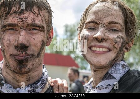 Varsavia, Polonia - 27 Maggio 2017: Ritratto di giovane ragazzo e ragazza di vestiti sporchi Foto Stock