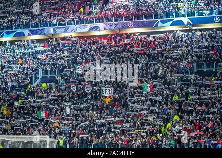 Torino, Italia. 26 Nov, 2019. ventole juventus durante il round del Torneo - Juventus FC vs Atletico Madrid, Soccer Champions League campionato Gli uomini a Torino, Italia, 26 novembre 2019 Credit: Indipendente Agenzia fotografica/Alamy Live News Foto Stock