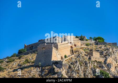 La storica fortezza Palamidi contro un profondo cielo blu. Splendido scenario di primavera nella città di Nafplio, Argolis, Grecia Foto Stock