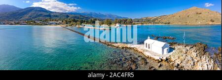 Piccola chiesa bianca Saint Nikolaos in mare, Georgioupoli, Creta, Grecia. Foto Stock