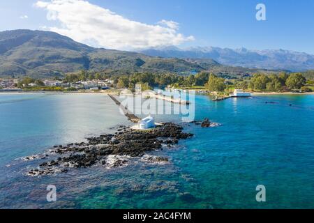 Piccola chiesa bianca Saint Nikolaos in mare, Georgioupoli, Creta, Grecia. Foto Stock