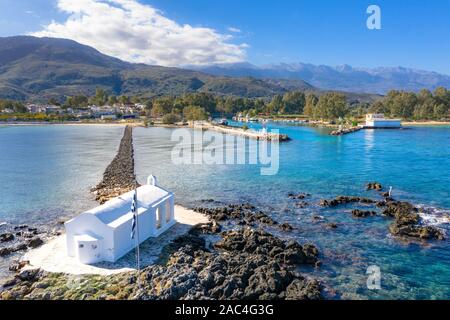 Piccola chiesa bianca Saint Nikolaos in mare, Georgioupoli, Creta, Grecia. Foto Stock