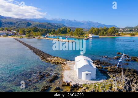 Piccola chiesa bianca Saint Nikolaos in mare, Georgioupoli, Creta, Grecia. Foto Stock