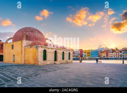 Il bellissimo porto vecchio di Chania con la stupenda moschea, al tramonto, Creta, Grecia Foto Stock