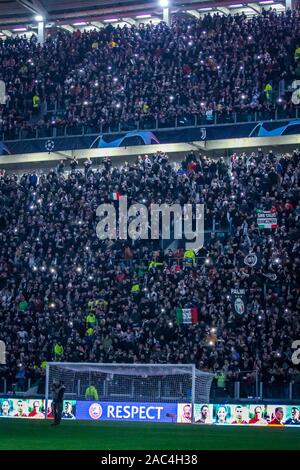 Torino, Italia. 26 Nov, 2019. ventole juventusduring round del Torneo - Juventus FC vs Atletico Madrid, Soccer Champions League campionato Gli uomini a Torino, Italia, 26 novembre 2019 - LPS/Fabrizio Carabelli Credito: Fabrizio Carabelli/LP/ZUMA filo/Alamy Live News Foto Stock